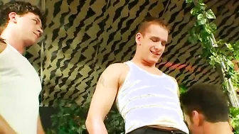Hunks musculosos e twinks em suruba bareback com gozadas na cara