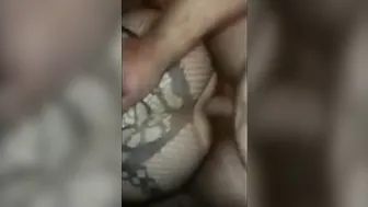 Sissy crossdresser recibe anal a pelo de chico árabe