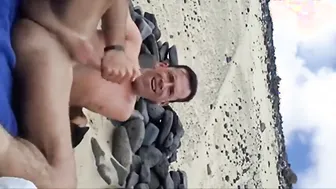 男が晴れたスペインのビーチでオナニー