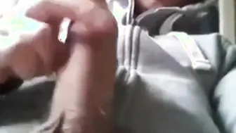 Jeune twink profite d'une branlette solo privée et d'un tribut de s...