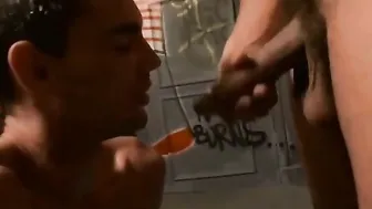 Twink amador chupa pau grande e toma uma facial