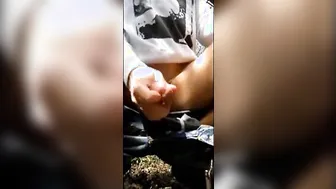 Cara mijando e batendo punheta em público antes de gozar