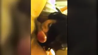 Lindo travesti da una mamada y recibe anal por detrás