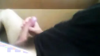 Joven danés se masturba y se corre