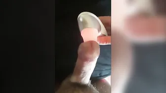Hombre solo usa juguete sexual para masturbación intensa y gran cor...