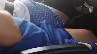 Papá muestra su gran polla en el autobús al aire libre