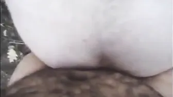 Hombres oso amateur tienen sexo anal a pelo en el bosque
