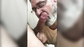 دب كبير يُمارس الجنس الفموي الهواة ويأخذ تقديم المني