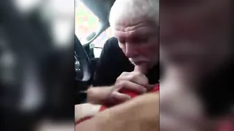 Papa avale une bite en gorge profonde et ingère la semence d'un ama...