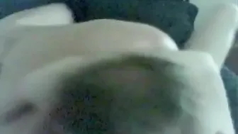 Oso peludo mayor recibe una mamada de un hombre más joven
