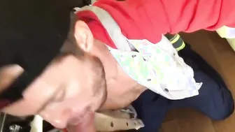 Amateur-hunk gibt seinem kumpel einen tiefen blowjob