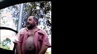 Papá oso peludo se masturba al aire libre en el parque