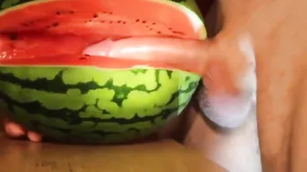 Twink fode um melão e engole seu próprio gozo depois de bater punheta