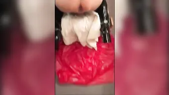 Fisting anal a pelo y juegos de pis con sumiso travesti