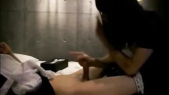 Travesti asiático amateur hace una mamada y una paja