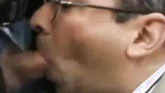 Professor excitado chupa um velho mais velho ao ar livre
