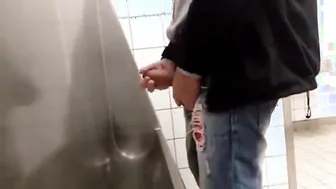 Papá amateur se masturba la polla grande en solitario