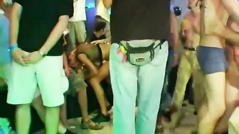 Grupo de chicos calientes follan toda la noche en orgía bareback