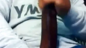 सीधा काला शौकिया बड़ा लंड हिलाकर पोर्न देखता है और दो बार झड़ता है