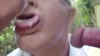 Dos papás dan mamadas amateur en público