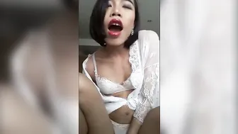 セクシーなアジアの男の娘がウェブカムでソロアナニー