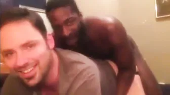 黒人スタッドが情熱的な異人種生ハメアナルセッション
