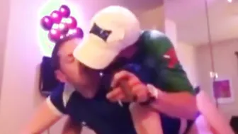 Amigos amadores aproveitam sexo anal sem camisinha e boquete em glo...