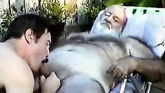 Papá peludo mayor recibe una mamada de un joven amateur