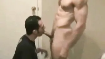 Constructor de cuerpo amateur musculoso es adorado y mamado
