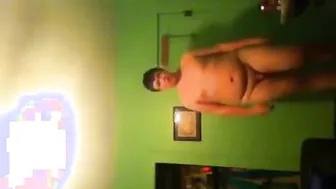 Jovem amador gordinho bate punheta com seu pau pequeno em solo