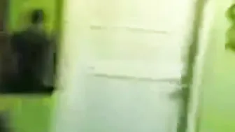 Ativo amador asiático fuma enquanto fode sem camisinha em cena anal...