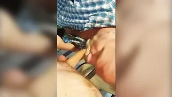 भालू बड़े लंड को वसंत के गैरेज में चूसता है