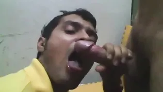 लैटिन ट्विंक बेटो को चूसता है और उसका वीर्य निगल लेता है