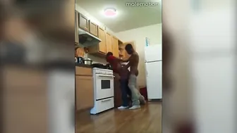 Twink negro fodido sem camisinha forte na cozinha