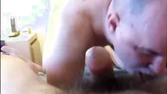 Papá peludo recibe masaje con aceite y mamada