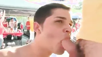 Twink novato da mamada al aire libre en bbq de tailgate