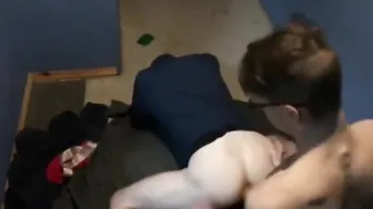 Jovencito musculoso amateur recibe una gran verga a pelo en ligue d...