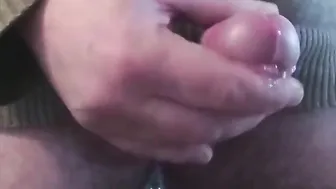 Oso amateur se masturba hasta gotear preseminal