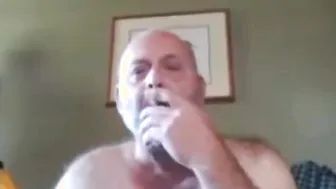 Papá oso peludo se masturba la polla dura