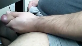 Molliger unbeschnittener bär wichst auf amateur-webcam