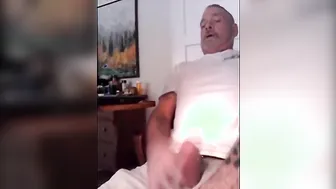 Papá barbudo y peludo se masturba su gran polla