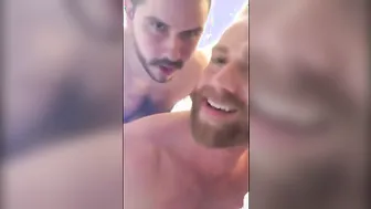 Dos osos peludos amateur tienen sexo anal a pelo