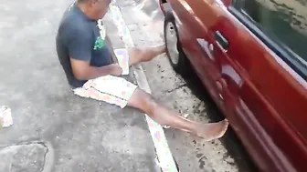 Papá oso latino orinando en la calle