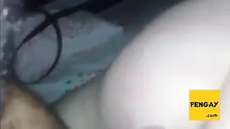 Joven latino folla a oso mayor a pelo en habitación de hotel