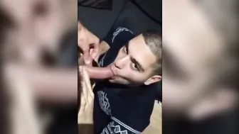 Twink recibe mamada y corre en la cara de su amigo