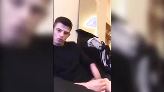 Lindo twink amateur masturba su gran polla y se corre