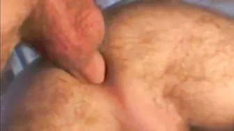 Amateur en bareback baise son partenaire poilu et avale le sperme