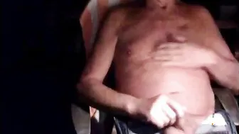 Vovô urso maduro se masturba o pau pequeno até gozar