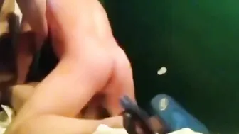 مجموعة من الداديز الهواة ينيكون بدون واقي في حمام عام