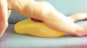 Un twink se branle avec un ballon jaune et jouit fort
